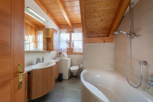 泰尔梅诺维恩贝尔格豪弗酒店的一间带两个盥洗盆、浴缸和卫生间的浴室