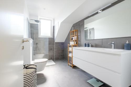 布鲁塞尔Appartement tendance 1 chambre et mezzanine proximité Châtelain, Brugmann的一间带水槽和卫生间的浴室