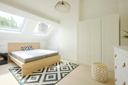 布鲁塞尔Appartement tendance 1 chambre et mezzanine proximité Châtelain, Brugmann的一间卧室配有一张床和地毯