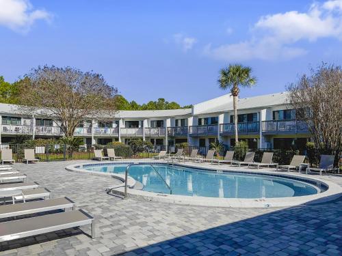 圣罗莎海滩Hidden Beach Villas - 111 Villa的一座带游泳池和椅子的酒店和一座建筑