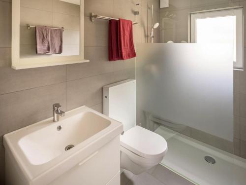 格雷兴索尔单内拉公寓的白色的浴室设有水槽和卫生间。