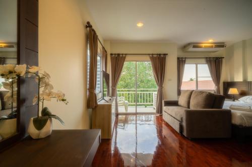 芭堤雅市中心Baan Chuan Chom Pattaya的客厅配有沙发和桌子