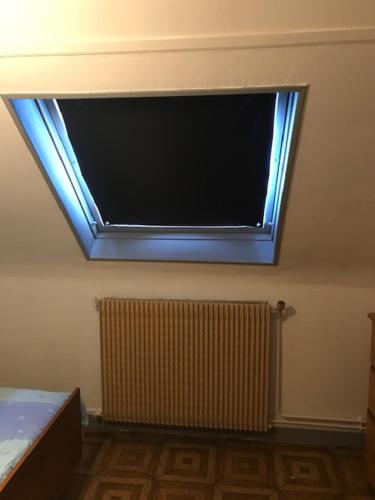 HarnesCHAMBRE D 'HOTE的墙上的平面电视,设有窗户