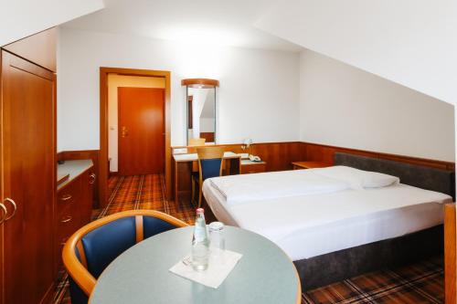 拉斯尼茨霍利布曼酒店的酒店客房配有一张床铺和一张桌子。