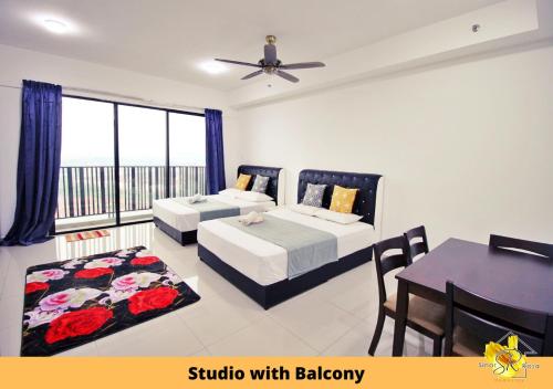 莎阿南Sinar Rasa Homestay at I-Soho, I-City的一间带两张床和一张桌子的卧室以及一个阳台