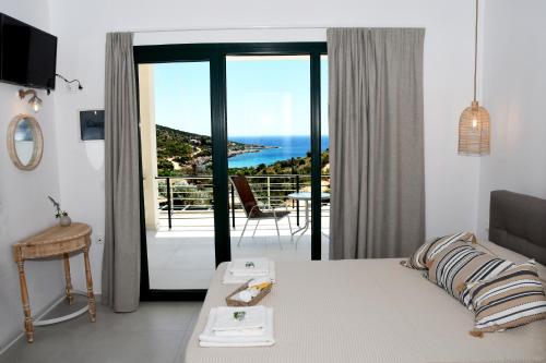 希俄斯Karinta Bay Apartments的一间卧室配有一张床,享有海景