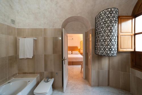 科尔多瓦Hotel Casa Palacio la Sal的带浴缸、卫生间和盥洗盆的浴室