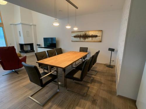 施瓦瑙Holidayhouse4You的一间带木桌和椅子的用餐室