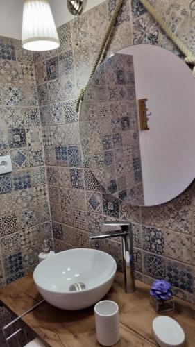 萨尔堡Quintinha do Sal - Casa das Flores的一间带水槽和镜子的浴室