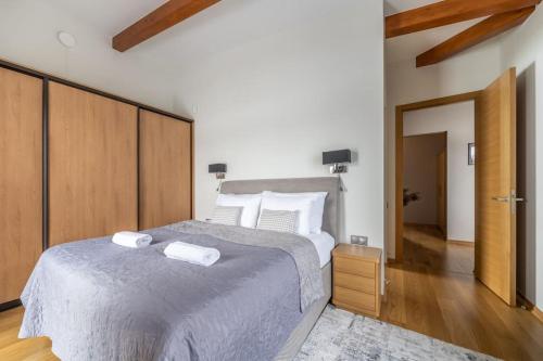 VecslavēkasDabas Mājas - Your Dream Holiday Spot的一间卧室配有一张大床和两条毛巾