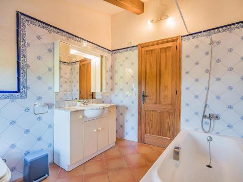 波连斯萨Villa Can Fanals by SunVillas Mallorca的带浴缸和盥洗盆的浴室