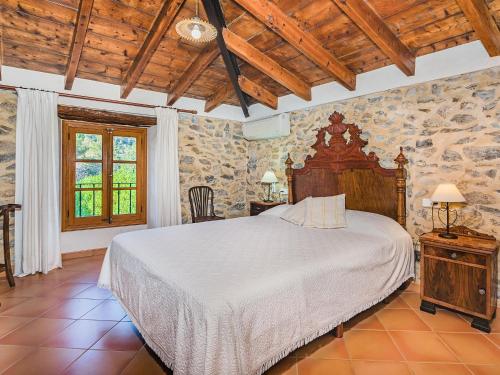 波连斯萨Villa Can Fanals by SunVillas Mallorca的一间卧室设有一张床和木制天花板