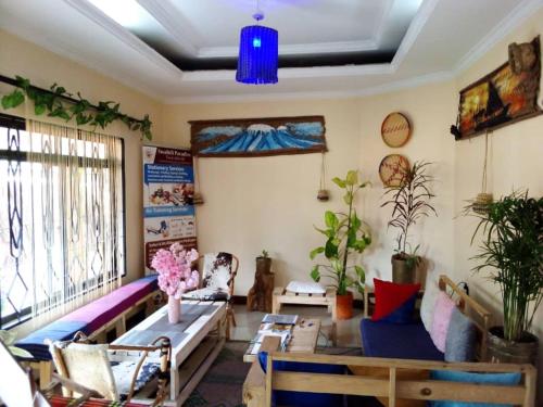阿鲁沙Swahili House & Art的客厅配有家具和蓝色天花板