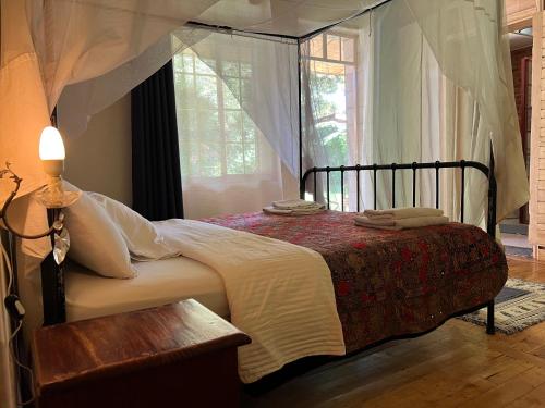 鲁亨盖里La Locanda的一间卧室设有一张床和一个窗口