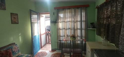 杜拉斯诺El Remanso的一间设有绿色墙壁的客房和一扇带窗户的门