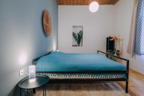 LentekhiJorJ'Inn的一间卧室配有一张蓝色的床和一张桌子