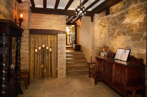 拉瓜迪亚El Retiro del Obispo的走廊上设有门和石墙
