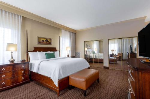 西棕榈滩Hawthorn Extended Stay by Wyndham West Palm Beach的酒店客房设有一张大床和一台电视。