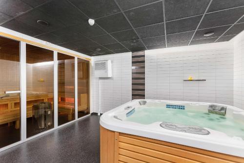 特拉诺斯特拉纳斯斯塔特贝斯特韦斯特酒店的客房内的带按摩浴缸的浴室