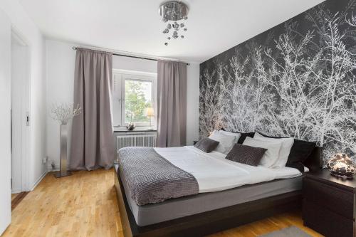 特拉诺斯特拉纳斯斯塔特贝斯特韦斯特酒店的一间卧室设有一张大床,拥有黑白墙