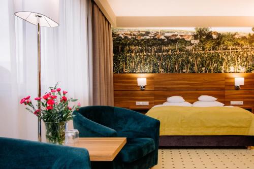 绿山城锡隆纳葛拉鲁本酒店的酒店客房配有床、沙发和桌子。