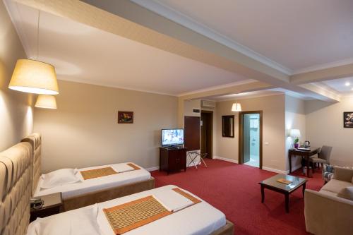 布泽乌艺术酒店的酒店客房带两张床和一个客厅
