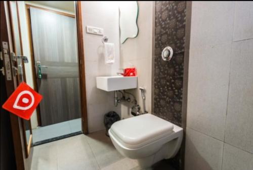 孟买Apollo Guest House的一间带卫生间和水槽的小浴室