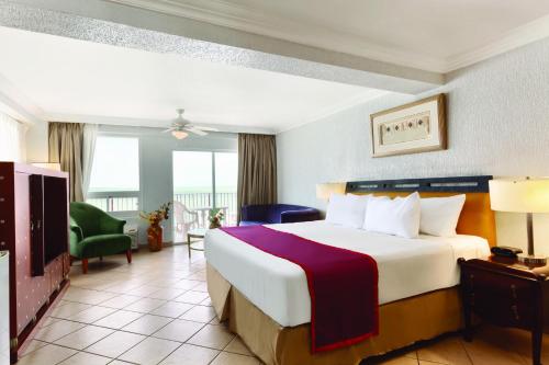 伯利兹城华美公主赌场酒店的一间酒店客房,设有一张大床和一个大窗户