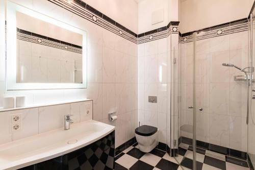 博尔库姆Apartment Wilhelmine的一间带水槽和淋浴的浴室