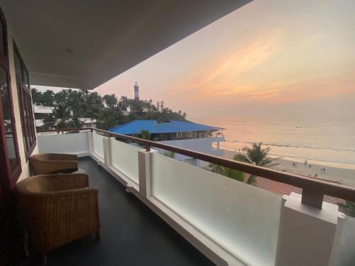 可瓦兰Little Elephant Beach Resort的享有海滩和海洋美景的阳台。