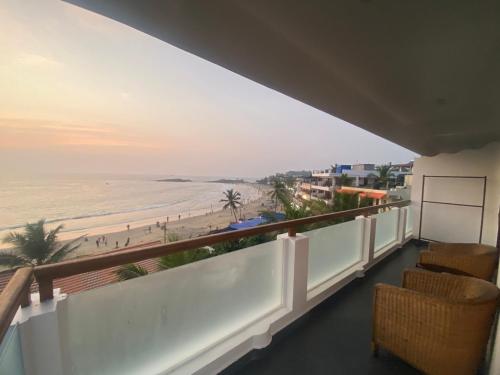 可瓦兰Little Elephant Beach Resort的一个带椅子的阳台,享有海滩美景