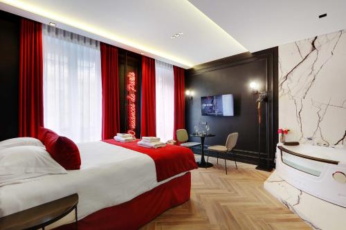 巴黎Couples Getaway Unit with Jacuzzi - City Center的一间卧室配有一张大床、红色窗帘和电视