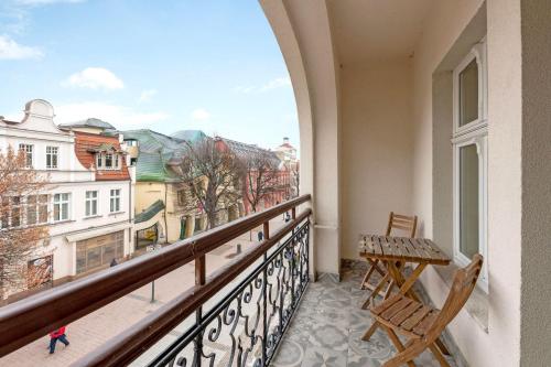 索波特Apartament na Monte Cassino w centrum Sopotu by Grand Apartments的设有一个配有桌椅并享有美景的阳台。
