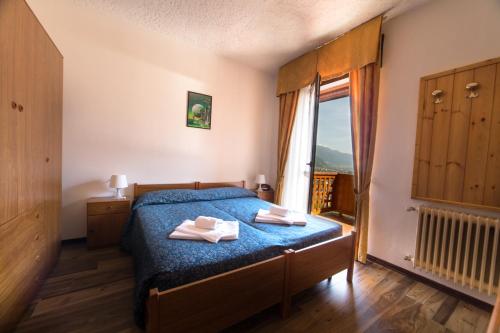 迪马罗Hotel Sancamillo的一间卧室配有一张床,上面有两条毛巾