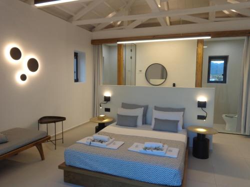 帕特雷Niki Luxury Apartments Niki Suites Petra的一间卧室配有一张带两张桌子和镜子的床