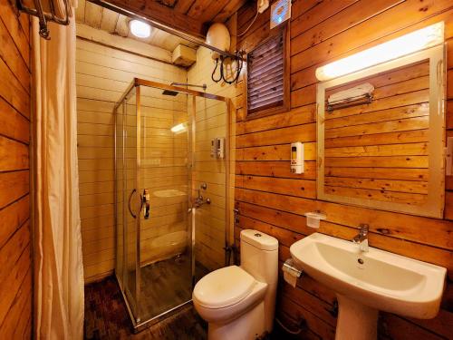 卡兰古特La Vie Woods- couples/families only的浴室配有卫生间、淋浴和盥洗盆。