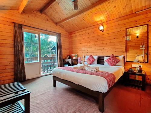卡兰古特La Vie Woods- couples/families only的一间卧室设有一张床和一个大窗户
