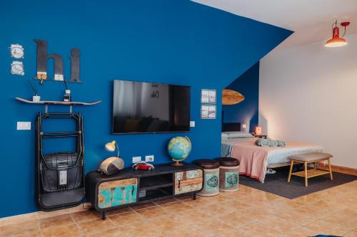 科蒂略Casa Allegranza的蓝色的房间,配有床和电视