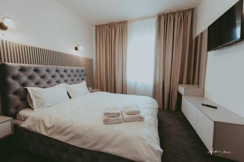兰卡Pensiunea Belvedere的酒店客房,配有带两条毛巾的床