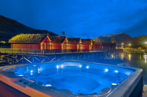 Samuelsberg曼德伦秀波酒店的夜间在度假村内设有一个按摩浴缸