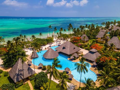 普瓦尼梅查恩加尼Neptune Pwani Beach Resort & Spa Zanzibar - All Inclusive的享有带游泳池和海洋的度假村的空中景致