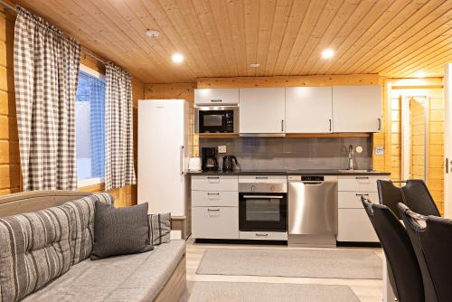 伊瓦洛Arctic River Resort的带沙发的客厅和厨房