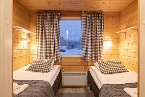 伊瓦洛Arctic River Resort的小木屋内带两张床的房间