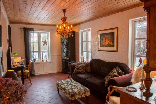 Svelvik罗尔维克别墅公寓的带沙发和吊灯的客厅