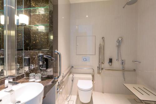 新加坡Holiday Inn Express Singapore Clarke Quay, an IHG Hotel的白色的浴室设有水槽和卫生间。