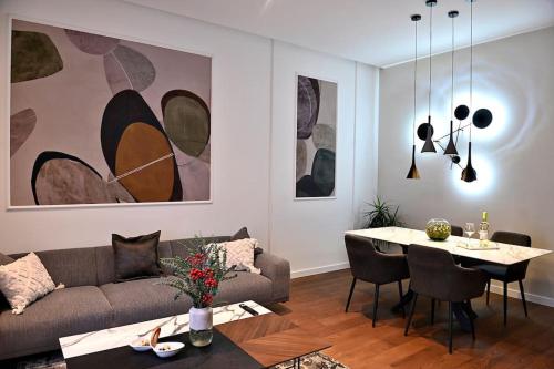 萨格勒布Nino Luxury Apartment的客厅配有沙发和桌子