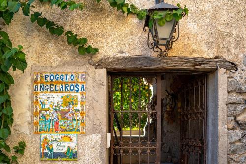斯卡拉Poggio Angelarosa: Lemon Garden Stay&Relax的建筑物的门,上面有标志