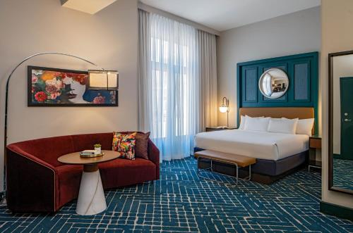 新奥尔良凯悦中心酒店，法国区的酒店客房,配有床和沙发