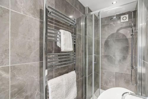 诺里奇8 Beds Denmark House的带淋浴、卫生间和毛巾的浴室