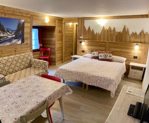 科涅皇家居住城堡酒店的酒店客房带两张床和一张桌子以及椅子。